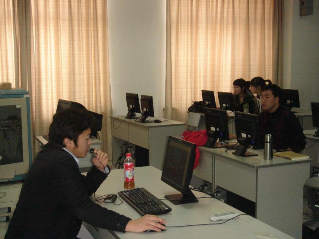上海乐龙人工智能软件有限公司正在为用户提供软件应用培训